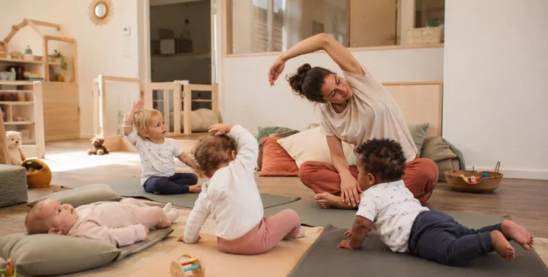 Yoga bébé, massage bébé ou portage physiologique : comment enrichir vos pratiques petite enfance ?